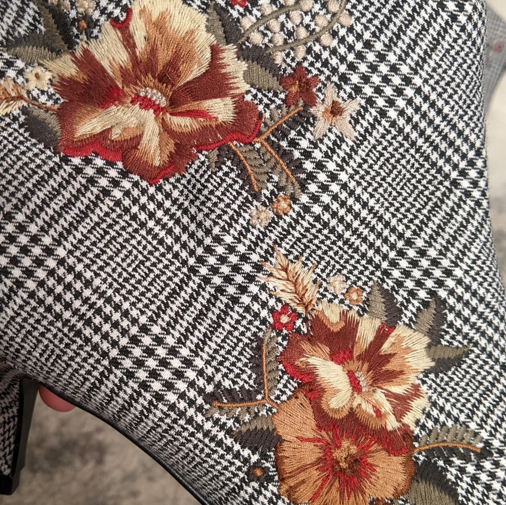 Charles & Keith Shoes - Size 39 Embroidered Plaid Ankle Bootie with Kitten Heel - Picture 6 of 6